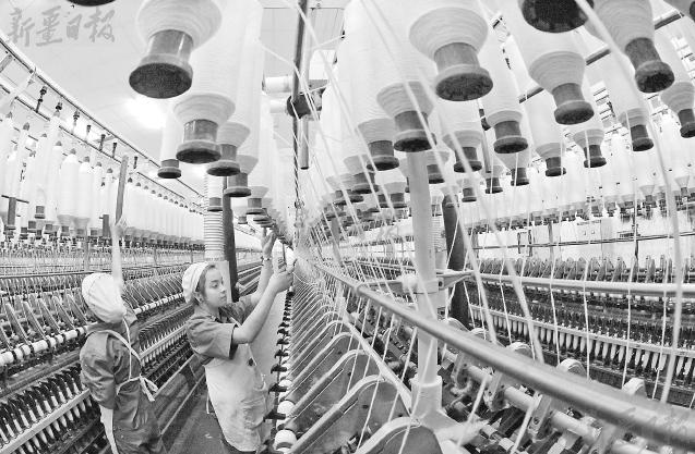 7月22日，工人在阿克陶縣上林紡織有限責(zé)任公司作業(yè)。