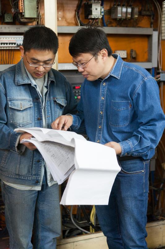 【中國(guó)夢(mèng)&middot;大國(guó)工匠篇】鄧建軍：勤奮澆灌讓&ldquo;黑牡丹&rdquo;綻放在紡織重鎮(zhèn)