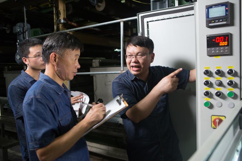 【中國(guó)夢(mèng)&middot;大國(guó)工匠篇】鄧建軍：勤奮澆灌讓&ldquo;黑牡丹&rdquo;綻放在紡織重鎮(zhèn)