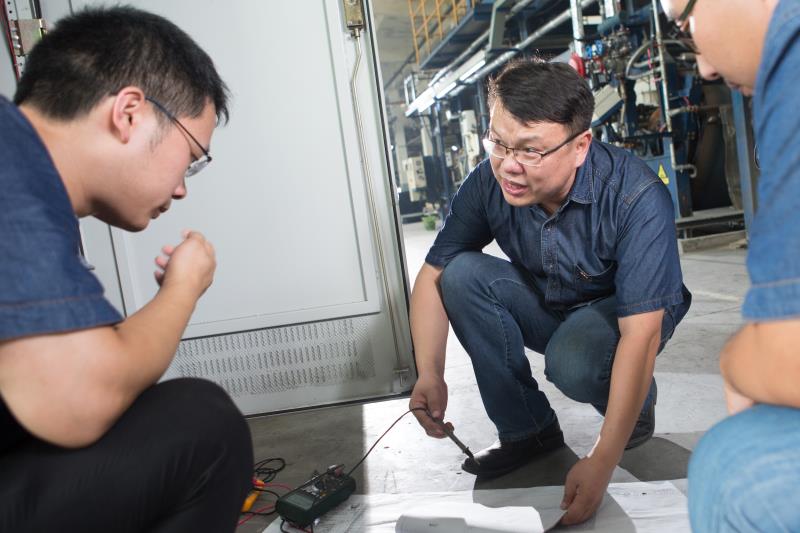 【中國(guó)夢(mèng)&middot;大國(guó)工匠篇】鄧建軍：勤奮澆灌讓&ldquo;黑牡丹&rdquo;綻放在紡織重鎮(zhèn)